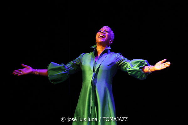 Carmen Lundy (61 Jazzaldia 2026. Teatro Victoria Eugenia. Donosti. 2026-07-22) Por José Luis Luna Rocafort [INSTANTZZ AKA Galería fotográfica AKA Fotoblog de jazz, impro… y algo más] - Tomajazz - Carmen Lundy actuó en el 61 Jazzaldia 2026. José Luis Luna Rocafort lo retrata en INSTANTZZ. Actuaron Carmen Lundy, Andrew Renfroe, Julius Rodríguez, Darryll Hall, Terreon Gulley