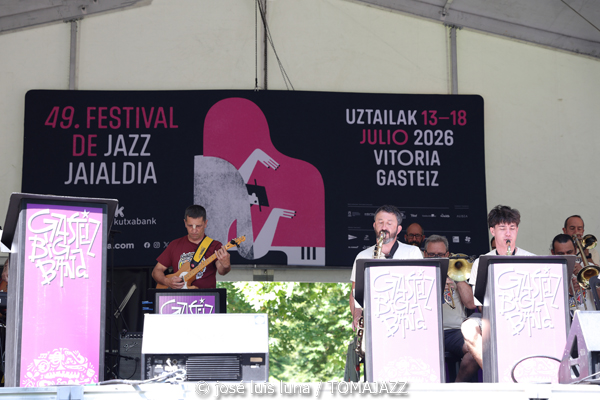 Gasteiz Big Band (49 Festival de Jazz de Vitoria-Gasteiz 2026. 2026-07-11) Por José Luis Luna Rocafort [INSTANTZZ AKA Galería fotográfica AKA Fotoblog de jazz, impro… y algo más] - Tomajazz - Gasteiz Big Band actuó en el 49 Festival de Jazz de Vitoria-Gasteiz 2026. José Luis Luna Rocafort lo retrata en INSTANTZZ
