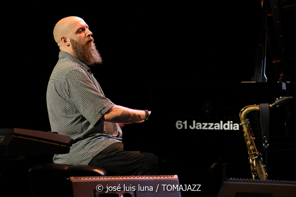 Javi Ruibal Cuarteto (XXII JazzEñe 2026. Teatro Victoria Eugenia, Donostia - San Sebastián. 2026-07-22) Por José Luis Luna Rocafort [INSTANTZZ AKA Galería fotográfica AKA Fotoblog de jazz, impro… y algo más] - Tomajazz - Javi Ruibal Cuarteto actuó en el XXII JazzEñe 2026. José Luis Luna Rocafort lo retrata en INSTANTZZ. Javi Ruibal Cuarteto son Javi Ruibal, Diego Villegas, Oscar Álvarez, Alejandro Marcos