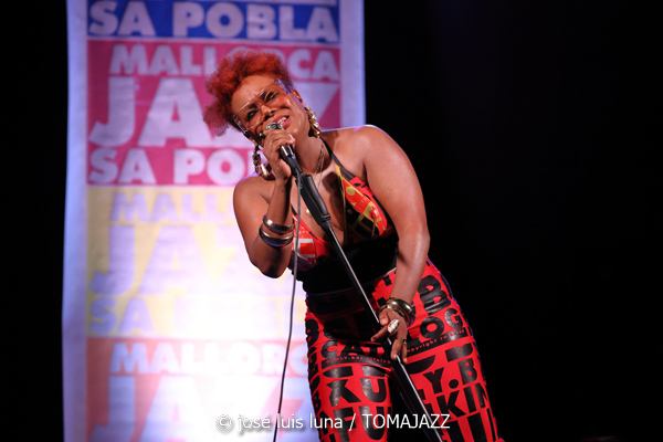 China Moses (32 Mallorca Jazz Sa Pobla 2026. Sa Pobla, Mallorca. 2026-08-04) Por Miquel Àngel Seguí y José Luis Luna Rocafort [Concierto de jazz] - Tomajazz - China Moses actuó en el 32 Mallorca Jazz Sa Pobla 2026 de Mallorca el 4 de agosto de 2026. Miquel Àngel Seguí y José Luis Luna Rocafort relatan/retratan el concierto. Actuaron China Moses, Joshua Eniraiyetan “Insxght”, Ebow Mensah “Lox”, Immanuel Simelane, Jérôme Cornelis