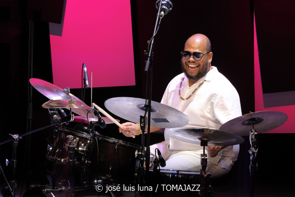 Amaro Freitas Trío (49 Festival de Jazz de Vitoria-Gasteiz 2026. 2026-07-13) Por José Luis Luna Rocafort [INSTANTZZ AKA Galería fotográfica AKA Fotoblog de jazz, impro… y algo más] - Tomajazz - Amaro Freitas Trío actuó en el 49 Festival de Jazz de Vitoria-Gasteiz 2026, el 13 de julio de 2026. José Luis Luna Rocafort lo retrata en INSTANTZZ. Actuaron Amaro Freitas, Sidiel Vieira, Rodrigo Digao Brez