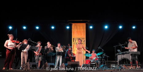 Blau Salvatge (32 Mallorca Jazz Sa Pobla 2026. Sa Pobla, Mallorca. 2026-08-10) Por Miquel Àngel Seguí y José Luis Luna Rocafort [Concierto de jazz] - Tomajazz - Blau Salvatge actuó en el 32 Mallorca Jazz Sa Pobla 2026, en Mallorca, el 10 de agosto de 2026. Miquel Àngel Seguí y José Luis Luna Rocafort relatan el concierto. Actuaron Joan Pérez-Villegas, Zoë Gordon, Nancy Meier, Paula Haeni, Felix Grandjean, Pere Molines, Joan Garcias, Lluís Pérez-Villegas, Leyre Estruch