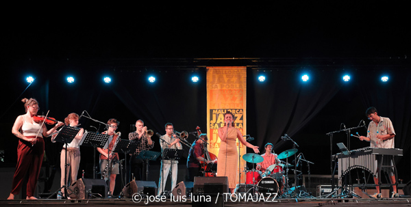 Blau Salvatge (32 Mallorca Jazz Sa Pobla 2026. Sa Pobla, Mallorca. 2026-08-10) Por Miquel Àngel Seguí y José Luis Luna Rocafort [Concierto de jazz] - Tomajazz - Blau Salvatge actuó en el 32 Mallorca Jazz Sa Pobla 2026, en Mallorca, el 10 de agosto de 2026. Miquel Àngel Seguí y José Luis Luna Rocafort relatan el concierto. Actuaron Joan Pérez-Villegas, Zoë Gordon, Nancy Meier, Paula Haeni, Felix Grandjean, Pere Molines, Joan Garcias, Lluís Pérez-Villegas, Leyre Estruch