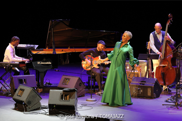 Carmen Lundy (61 Jazzaldia 2026. Teatro Victoria Eugenia. Donosti. 2026-07-22) Por José Luis Luna Rocafort [INSTANTZZ AKA Galería fotográfica AKA Fotoblog de jazz, impro… y algo más] - Tomajazz - Carmen Lundy actuó en el 61 Jazzaldia 2026. José Luis Luna Rocafort lo retrata en INSTANTZZ. Actuaron Carmen Lundy, Andrew Renfroe, Julius Rodríguez, Darryll Hall, Terreon Gulley