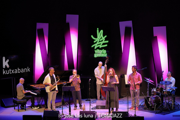 Iosu Izaguirre Sextet (49 Festival de Jazz de Vitoria-Gasteiz 2026. 2026-07-15) Por José Luis Luna Rocafort [INSTANTZZ AKA Galería fotográfica AKA Fotoblog de jazz, impro… y algo más] - Tomajazz - Iosu Izaguirre Sextet actuó en el 49 Festival de Jazz de Vitoria-Gasteiz 2026, el 15 de julio de 2026. José Luis Luna Rocafort lo retrata en INSTANTZZ. Iosu Izaguirre Sextet son Iosu Izaguirre, Pablo Ramos, Rubén Salvador, Asier Iturbe, Koldo Uriarte, Aitor Bravo, Virginia de la Casa