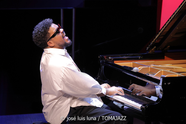 Amaro Freitas Trío (49 Festival de Jazz de Vitoria-Gasteiz 2026. 2026-07-13) Por José Luis Luna Rocafort [INSTANTZZ AKA Galería fotográfica AKA Fotoblog de jazz, impro… y algo más] - Tomajazz - Amaro Freitas Trío actuó en el 49 Festival de Jazz de Vitoria-Gasteiz 2026, el 13 de julio de 2026. José Luis Luna Rocafort lo retrata en INSTANTZZ. Actuaron Amaro Freitas, Sidiel Vieira, Rodrigo Digao Brez