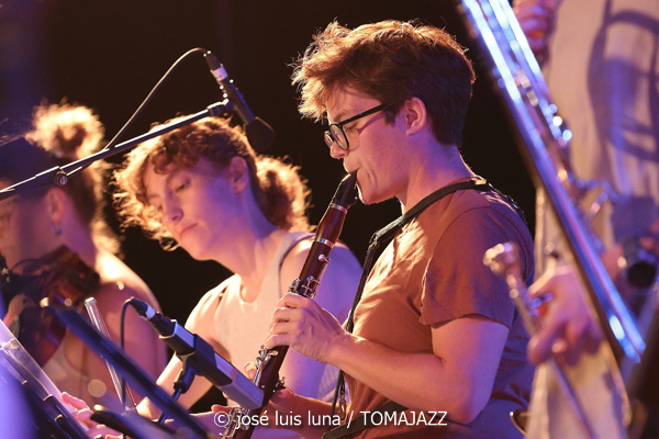 Blau Salvatge (32 Mallorca Jazz Sa Pobla 2026. Sa Pobla, Mallorca. 2026-08-10) Por Miquel Àngel Seguí y José Luis Luna Rocafort [Concierto de jazz] - Tomajazz - Blau Salvatge actuó en el 32 Mallorca Jazz Sa Pobla 2026, en Mallorca, el 10 de agosto de 2026. Miquel Àngel Seguí y José Luis Luna Rocafort relatan el concierto. Actuaron Joan Pérez-Villegas, Zoë Gordon, Nancy Meier, Paula Haeni, Felix Grandjean, Pere Molines, Joan Garcias, Lluís Pérez-Villegas, Leyre Estruch