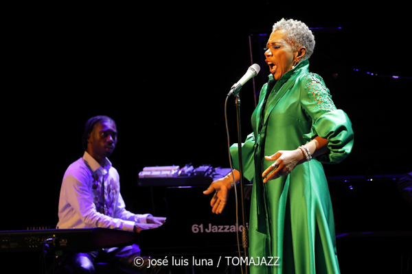Carmen Lundy (61 Jazzaldia 2026. Teatro Victoria Eugenia. Donosti. 2026-07-22) Por José Luis Luna Rocafort [INSTANTZZ AKA Galería fotográfica AKA Fotoblog de jazz, impro… y algo más] - Tomajazz - Carmen Lundy actuó en el 61 Jazzaldia 2026. José Luis Luna Rocafort lo retrata en INSTANTZZ. Actuaron Carmen Lundy, Andrew Renfroe, Julius Rodríguez, Darryll Hall, Terreon Gulley