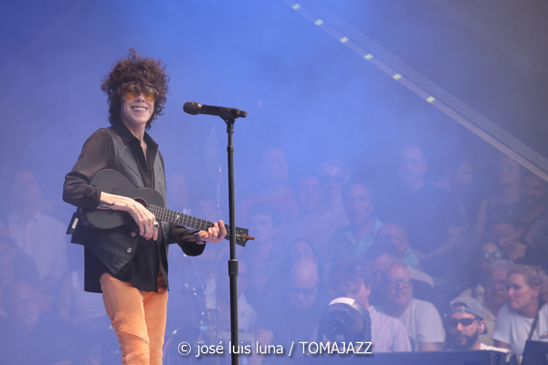 LP (61 Jazzaldia 2026. Donosti. 2026-07-22) Por José Luis Luna Rocafort [INSTANTZZ AKA Galería fotográfica AKA Fotoblog de jazz, impro… y algo más] - Tomajazz - LP actuó en el 61 Jazzaldia 2026. José Luis Luna Rocafort lo retrata en INSTANTZZ. LP son Laura Pergolizzi, Andrew Martin, J. Ryan Kern, Jermaine Butler, Benjamin Hilzinger