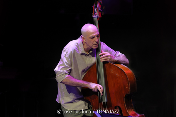 Iosu Izaguirre Sextet (49 Festival de Jazz de Vitoria-Gasteiz 2026. 2026-07-15) Por José Luis Luna Rocafort [INSTANTZZ AKA Galería fotográfica AKA Fotoblog de jazz, impro… y algo más] - Tomajazz - Iosu Izaguirre Sextet actuó en el 49 Festival de Jazz de Vitoria-Gasteiz 2026, el 15 de julio de 2026. José Luis Luna Rocafort lo retrata en INSTANTZZ. Iosu Izaguirre Sextet son Iosu Izaguirre, Pablo Ramos, Rubén Salvador, Asier Iturbe, Koldo Uriarte, Aitor Bravo, Virginia de la Casa