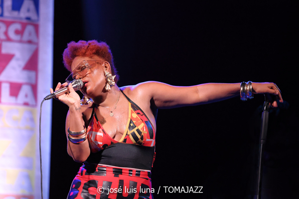 China Moses (32 Mallorca Jazz Sa Pobla 2026. Sa Pobla, Mallorca. 2026-08-04) Por Miquel Àngel Seguí y José Luis Luna Rocafort [Concierto de jazz] - Tomajazz - China Moses actuó en el 32 Mallorca Jazz Sa Pobla 2026 de Mallorca el 4 de agosto de 2026. Miquel Àngel Seguí y José Luis Luna Rocafort relatan/retratan el concierto. Actuaron China Moses, Joshua Eniraiyetan “Insxght”, Ebow Mensah “Lox”, Immanuel Simelane, Jérôme Cornelis