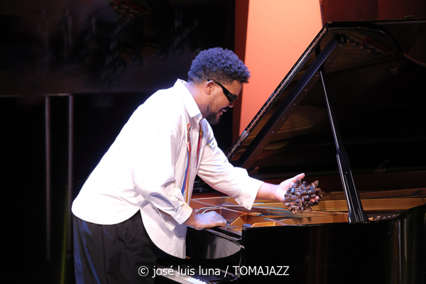 Amaro Freitas Trío (49 Festival de Jazz de Vitoria-Gasteiz 2026. 2026-07-13) Por José Luis Luna Rocafort [INSTANTZZ AKA Galería fotográfica AKA Fotoblog de jazz, impro… y algo más] - Tomajazz - Amaro Freitas Trío actuó en el 49 Festival de Jazz de Vitoria-Gasteiz 2026, el 13 de julio de 2026. José Luis Luna Rocafort lo retrata en INSTANTZZ. Actuaron Amaro Freitas, Sidiel Vieira, Rodrigo Digao Brez