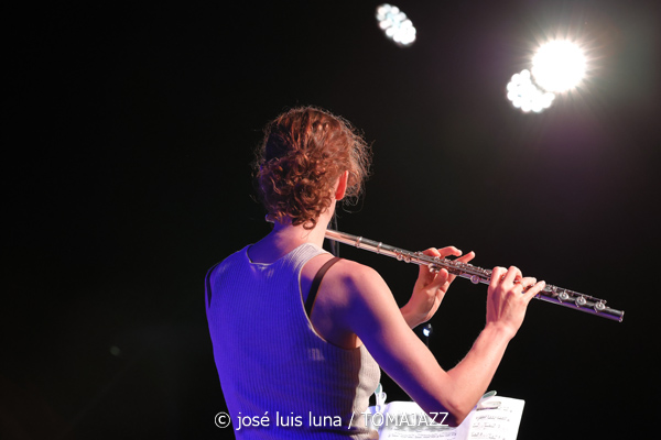 Blau Salvatge (32 Mallorca Jazz Sa Pobla 2026. Sa Pobla, Mallorca. 2026-08-10) Por Miquel Àngel Seguí y José Luis Luna Rocafort [Concierto de jazz] - Tomajazz - Blau Salvatge actuó en el 32 Mallorca Jazz Sa Pobla 2026, en Mallorca, el 10 de agosto de 2026. Miquel Àngel Seguí y José Luis Luna Rocafort relatan el concierto. Actuaron Joan Pérez-Villegas, Zoë Gordon, Nancy Meier, Paula Haeni, Felix Grandjean, Pere Molines, Joan Garcias, Lluís Pérez-Villegas, Leyre Estruch