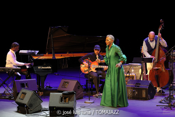 Carmen Lundy (61 Jazzaldia 2026. Teatro Victoria Eugenia. Donosti. 2026-07-22) Por José Luis Luna Rocafort [INSTANTZZ AKA Galería fotográfica AKA Fotoblog de jazz, impro… y algo más] - Tomajazz - Carmen Lundy actuó en el 61 Jazzaldia 2026. José Luis Luna Rocafort lo retrata en INSTANTZZ. Actuaron Carmen Lundy, Andrew Renfroe, Julius Rodríguez, Darryll Hall, Terreon Gulley