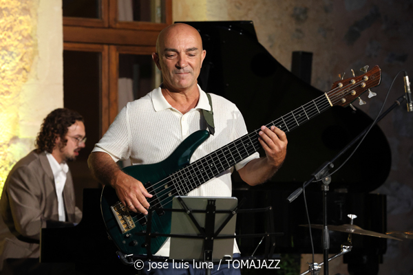 Jorge Pardo Quartet (Gran Hotel Son Net, Puigpunyent, Mallorca. 2026-07-04) [INSTANTZZ AKA Galería fotográfica AKA Fotoblog de jazz, impro… y algo más] - Tomajazz - Jorge Pardo Quartet actuó en Gran Hotel Son Net, en Puigpunyent, Mallorca, el 4 de julio de 2026. José Luis Luna Rocafort lo retrata en INSTANTZZ. Actuaron Jorge Pardo, Toni Cuenca, Josep Pou, Benji Habichuela