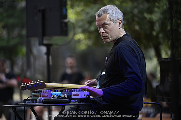 Jakob Bro / Sánchez-League-Alexa-Maestro (El Rite-LAC / Casa Virupa-Can Bordoi, 2026-05-31 / Llinars -Barcelona-) [05] Por Joan Cortès [INSTANTZZ AKA Galería fotográfica AKA Fotoblog de jazz, impro… y algo más] - Tomajazz - Festival Rite 2026
Jakob Bro / Sánchez-League-Alexa-Maestro participaron en Festival Rite 2026 en El Rite-LAC en Casa Virupa-Can Bordoi, Llinars -Barcelona-, el 31 de mayo de 2026. Joan Cortès lo retrata en INSTANTZZ. Actuaron
