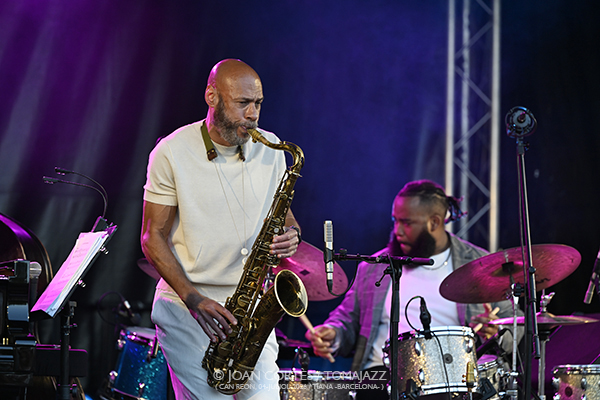 Joshua Redman 4t “Words Fall Short” (Tres dies de Jazz / Can Reon, 2026-07-04 / Tiana -Barcelona-) [1] Por Joan Cortès [INSTANTZZ AKA Galería fotográfica AKA Fotoblog de jazz, impro… y algo más] - Tomajazz - Joshua Redman 4t “Words Fall Short” actuó en Tres dies de Jazz 2026 en Can Reon, Tiana, Barcelona, el 4 de julio de 2026. Joan Cortès lo retrata en INSTANTZZ. Actuaron Joshua Redman, Paul Cornish, Philip Norris, contraba Nazir Ebo 
