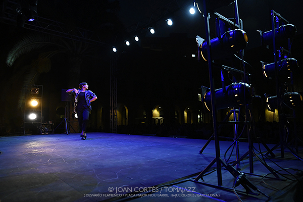 Leonor Leal / David Lagos & Santiago Lara (Desvarío Flamenco/ Plaça Major Nou Barris, 2026-07-16 / Barcelona) [1] Por Joan Cortès [Flamencuras AKA INSTANTZZ AKA Galería fotográfica AKA Fotoblog de jazz, impro… y algo más] - Tomajazz - Leonor Leal / David Lagos & Santiago Lara actuaron en Desvarío Flamenco Nou Barris 2026 de Barcelona. Joan Cortès lo retrata en las Flamencuras de INSTANTZZ
