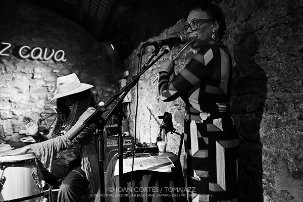 Nicole Mitchell’s Black Earth Sway (28è Festival Jazz Vic / Jazz Cava, 2026-05-22 / Vic -Barcelona-) [6] Por Joan Cortès [INSTANTZZ AKA Galería fotográfica AKA Fotoblog de jazz, impro… y algo más] - Tomajazz - Nicole Mitchell’s Black Earth Sway actuó en el (28è Festival Jazz Vic /en la Jazz Cava. Joan Cortès lo retrata en INSTANTZZ. Actuaron Nicole Mitchell, Zahili Gonzalez Zamora, Coco Elysses, JoVia Armstrong 