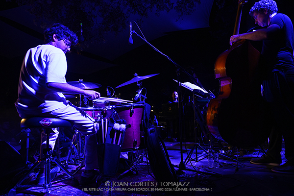 Shai Maestro 4t / Logan Richardson (El Rite-LAC / Casa Virupa, 2026-05-30 / Llinars -Barcelona-) [03] Por Joan Cortès [INSTANTZZ AKA Galería fotográfica AKA Fotoblog de jazz, impro… y algo más] - Tomajazz - Shai Maestro 4t / Logan Richardson actuaron en El Rite-LAC en Casa Virupa, Llinars -Barcelona-, el 30 de mayo de 2026. Joan Cortès lo retrata en INSTANTZZ. Actuaron Gadi Lehavi, Ofri Nehemya, Orlando LeFleming, Elliott Skinner, Avishai Cohen, Logan Richardson, Ghalia Benali, Hamin Honari