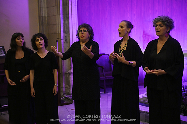 Veus Lliures (Festival LEM / Capella Església Sant Joan Baptista, 2026-05-27 / Barcelona) Por Joan Cortès [INSTANTZZ AKA Galería fotográfica AKA Fotoblog de jazz, impro… y algo más] - Tomajazz - Veus Lliures actuó en el (Festival LEM en la Capella Església Sant Joan Baptista de Barcelona, el 27 de mayo de 2026. Joan Cortès lo retrata en INSTANTZZ. Actuaron Celeste Alías, Sandra Artigas, Inés Galván, Yexza Lara, Sara Lilu, Diana Palau, Mariona Sagarra, voz Anna Tapia, voz Selina Worsley