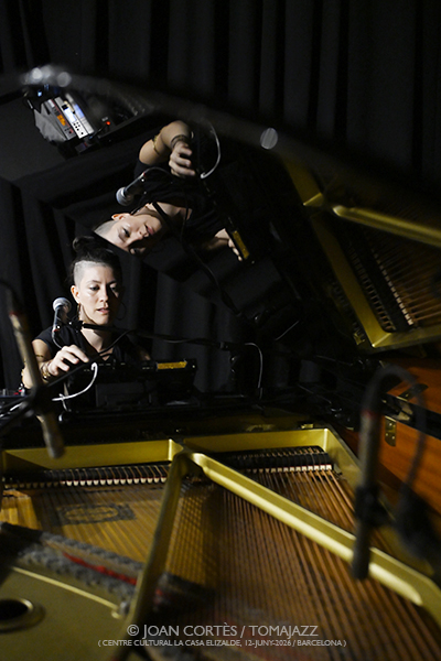 Yexza Lara “Estéreo-Afecto” (CC La Casa Elizalde, 2026-06-12 / Barcelona) Por Joan Cortès [INSTANTZZ AKA Galería fotográfica AKA Fotoblog de jazz, impro… y algo más] - Tomajazz - Yexza Lara “Estéreo-Afecto” actuó en CC La Casa Elizalde de Barcelona, el 12 de junio de 2026. Joan Cortès lo retrata en INSTANTZZ. Actuaron Yexza Lara, Pablo Selnik, Magda Garre, Eddie Mejia