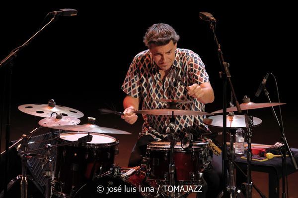 Javi Ruibal Cuarteto (XXII JazzEñe 2026. Teatro Victoria Eugenia, Donostia - San Sebastián. 2026-07-22) Por José Luis Luna Rocafort [INSTANTZZ AKA Galería fotográfica AKA Fotoblog de jazz, impro… y algo más] - Tomajazz - Javi Ruibal Cuarteto actuó en el XXII JazzEñe 2026. José Luis Luna Rocafort lo retrata en INSTANTZZ. Javi Ruibal Cuarteto son Javi Ruibal, Diego Villegas, Oscar Álvarez, Alejandro Marcos