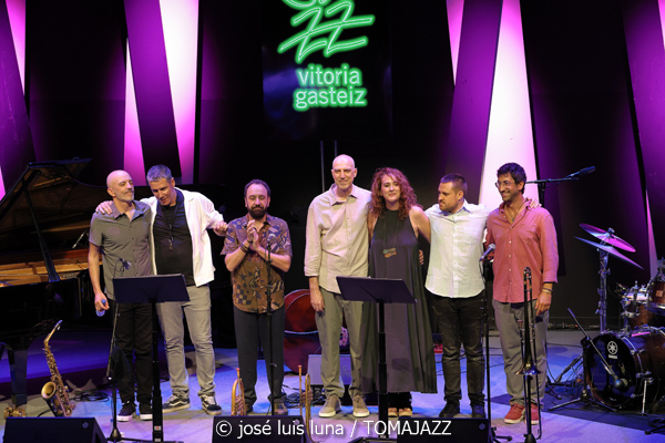 Iosu Izaguirre Sextet (49 Festival de Jazz de Vitoria-Gasteiz 2026. 2026-07-15) Por José Luis Luna Rocafort [INSTANTZZ AKA Galería fotográfica AKA Fotoblog de jazz, impro… y algo más] - Tomajazz - Iosu Izaguirre Sextet actuó en el 49 Festival de Jazz de Vitoria-Gasteiz 2026, el 15 de julio de 2026. José Luis Luna Rocafort lo retrata en INSTANTZZ. Iosu Izaguirre Sextet son Iosu Izaguirre, Pablo Ramos, Rubén Salvador, Asier Iturbe, Koldo Uriarte, Aitor Bravo, Virginia de la Casa