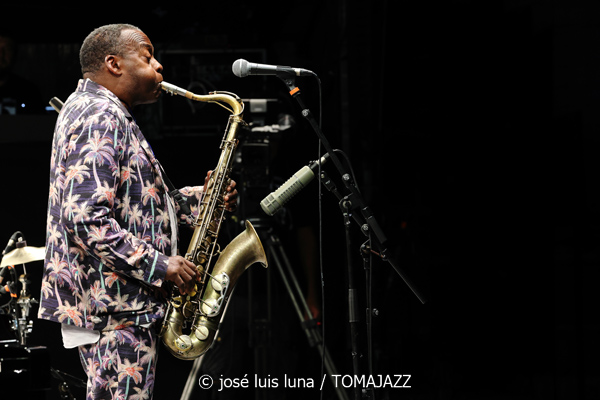 David Murray Quartet (61 Jazzaldia 2026. Donosti. 2026-07-23) Por José Luis Luna Rocafort [INSTANTZZ AKA Galería fotográfica AKA Fotoblog de jazz, impro… y algo más] - Tomajazz - David Murray Quartet actuó en el 61 Jazzaldia 2026, el 23 de julio de 2026. José Luis Luna Rocafort lo retrata en INSTANTZZ. Actuaron David Murray, Marta Sánchez, Luke Steward, Russell Carter, Francesca Cinelli