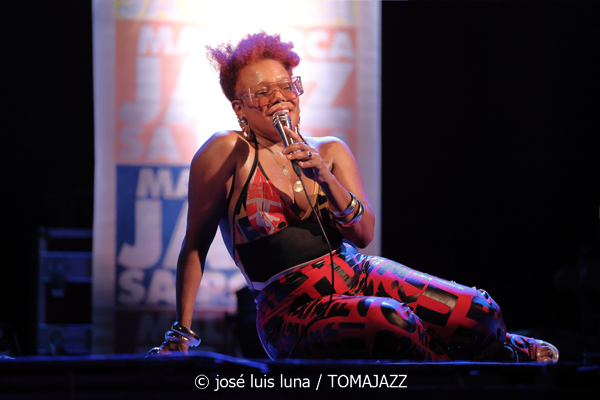 China Moses (32 Mallorca Jazz Sa Pobla 2026. Sa Pobla, Mallorca. 2026-08-04) Por Miquel Àngel Seguí y José Luis Luna Rocafort [Concierto de jazz] - Tomajazz - China Moses actuó en el 32 Mallorca Jazz Sa Pobla 2026 de Mallorca el 4 de agosto de 2026. Miquel Àngel Seguí y José Luis Luna Rocafort relatan/retratan el concierto. Actuaron China Moses, Joshua Eniraiyetan “Insxght”, Ebow Mensah “Lox”, Immanuel Simelane, Jérôme Cornelis