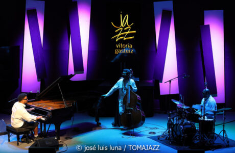 Amaro Freitas Trío (49 Festival de Jazz de Vitoria-Gasteiz 2026. 2026-07-13) Por José Luis Luna Rocafort [INSTANTZZ AKA Galería fotográfica AKA Fotoblog de jazz, impro… y algo más] - Tomajazz - Amaro Freitas Trío actuó en el 49 Festival de Jazz de Vitoria-Gasteiz 2026, el 13 de julio de 2026. José Luis Luna Rocafort lo retrata en INSTANTZZ. Actuaron Amaro Freitas, Sidiel Vieira, Rodrigo Digao Brez