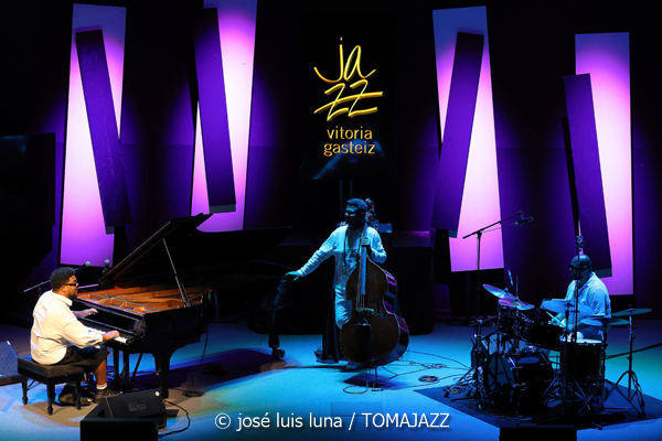 Amaro Freitas Trío (49 Festival de Jazz de Vitoria-Gasteiz 2026. 2026-07-13) Por José Luis Luna Rocafort [INSTANTZZ AKA Galería fotográfica AKA Fotoblog de jazz, impro… y algo más] - Tomajazz - Amaro Freitas Trío actuó en el 49 Festival de Jazz de Vitoria-Gasteiz 2026, el 13 de julio de 2026. José Luis Luna Rocafort lo retrata en INSTANTZZ. Actuaron Amaro Freitas, Sidiel Vieira, Rodrigo Digao Brez