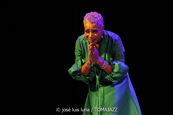 Carmen Lundy (61 Jazzaldia 2026. Teatro Victoria Eugenia. Donosti. 2026-07-22) Por José Luis Luna Rocafort [INSTANTZZ AKA Galería fotográfica AKA Fotoblog de jazz, impro… y algo más] - Tomajazz - Carmen Lundy actuó en el 61 Jazzaldia 2026. José Luis Luna Rocafort lo retrata en INSTANTZZ. Actuaron Carmen Lundy, Andrew Renfroe, Julius Rodríguez, Darryll Hall, Terreon Gulley
