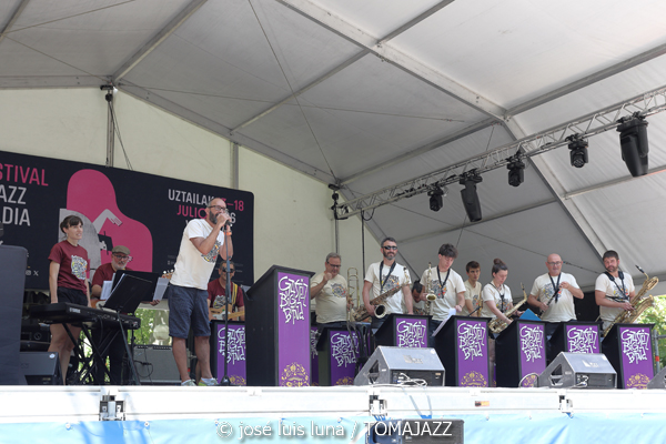Gasteiz Big Band (49 Festival de Jazz de Vitoria-Gasteiz 2026. 2026-07-11) Por José Luis Luna Rocafort [INSTANTZZ AKA Galería fotográfica AKA Fotoblog de jazz, impro… y algo más] - Tomajazz - Gasteiz Big Band actuó en el 49 Festival de Jazz de Vitoria-Gasteiz 2026. José Luis Luna Rocafort lo retrata en INSTANTZZ