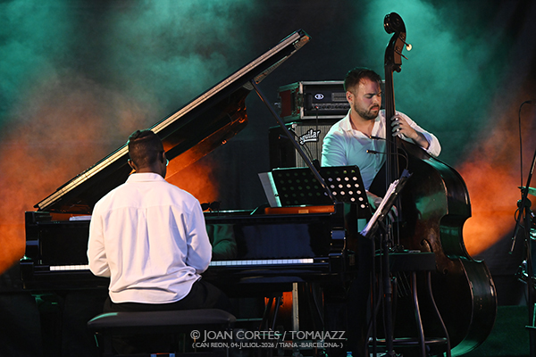 Joshua Redman 4t “Words Fall Short” (Tres dies de Jazz / Can Reon, 2026-07-04 / Tiana -Barcelona-) [1] Por Joan Cortès [INSTANTZZ AKA Galería fotográfica AKA Fotoblog de jazz, impro… y algo más] - Tomajazz - Joshua Redman 4t “Words Fall Short” actuó en Tres dies de Jazz 2026 en Can Reon, Tiana, Barcelona, el 4 de julio de 2026. Joan Cortès lo retrata en INSTANTZZ. Actuaron Joshua Redman, Paul Cornish, Philip Norris, Nazir Ebo 
