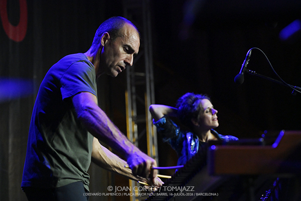 Leonor Leal / David Lagos & Santiago Lara (Desvarío Flamenco/ Plaça Major Nou Barris, 2026-07-16 / Barcelona) [1] Por Joan Cortès [Flamencuras AKA INSTANTZZ AKA Galería fotográfica AKA Fotoblog de jazz, impro… y algo más] - Tomajazz - Leonor Leal / David Lagos & Santiago Lara actuaron en Desvarío Flamenco Nou Barris 2026 de Barcelona. Joan Cortès lo retrata en las Flamencuras de INSTANTZZ