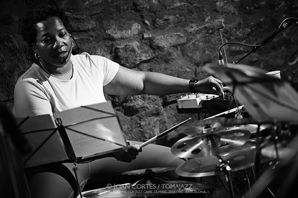Nicole Mitchell’s Black Earth Sway (28è Festival Jazz Vic / Jazz Cava, 2026-05-22 / Vic -Barcelona-) [6] Por Joan Cortès [INSTANTZZ AKA Galería fotográfica AKA Fotoblog de jazz, impro… y algo más] - Tomajazz - Nicole Mitchell’s Black Earth Sway actuó en el (28è Festival Jazz Vic /en la Jazz Cava. Joan Cortès lo retrata en INSTANTZZ. Actuaron Nicole Mitchell, Zahili Gonzalez Zamora, Coco Elysses, JoVia Armstrong 