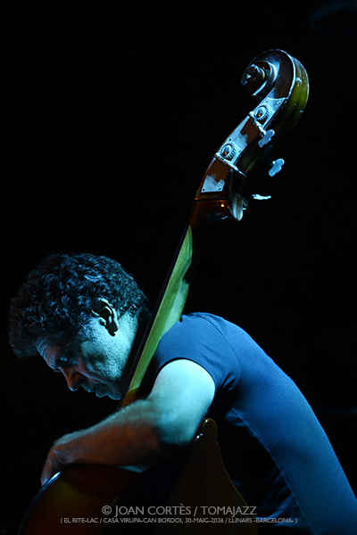 Shai Maestro 4t / Logan Richardson (El Rite-LAC / Casa Virupa, 2026-05-30 / Llinars -Barcelona-) [03] Por Joan Cortès [INSTANTZZ AKA Galería fotográfica AKA Fotoblog de jazz, impro… y algo más] - Tomajazz - Shai Maestro 4t / Logan Richardson actuaron en El Rite-LAC en Casa Virupa, Llinars -Barcelona-, el 30 de mayo de 2026. Joan Cortès lo retrata en INSTANTZZ. Actuaron Gadi Lehavi, Ofri Nehemya, Orlando LeFleming, Elliott Skinner, Avishai Cohen, Logan Richardson, Ghalia Benali, Hamin Honari