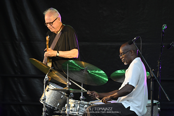 Bill Frisell Trio & Greg Tardy (Tres dies de Jazz / Can Reon, 2026-07-05 / Tiana -Barcelona-) [y 2] Por Joan Cortès [INSTANTZZ AKA Galería fotográfica AKA Fotoblog de jazz, impro… y algo más] - Tomajazz - Bill Frisell Trio & Greg Tardy actuó en Tres dies de Jazz de Can Reon, en Tiana, Barcelona, el 5 de julio de 2026. Joan Cortès lo retrata en INSTANTZZ. Actuaron Bill Frisell, Greg Tardy, Thomas Morgan, Rudy Royston
