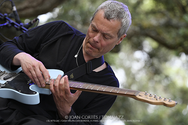 Jakob Bro / Sánchez-League-Alexa-Maestro (El Rite-LAC / Casa Virupa-Can Bordoi, 2026-05-31 / Llinars -Barcelona-) [05] Por Joan Cortès [INSTANTZZ AKA Galería fotográfica AKA Fotoblog de jazz, impro… y algo más] - Tomajazz - Festival Rite 2026
Jakob Bro / Sánchez-League-Alexa-Maestro participaron en Festival Rite 2026 en El Rite-LAC en Casa Virupa-Can Bordoi, Llinars -Barcelona-, el 31 de mayo de 2026. Joan Cortès lo retrata en INSTANTZZ. Actuaron