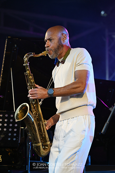 Joshua Redman 4t “Words Fall Short” (Tres dies de Jazz / Can Reon, 2026-07-04 / Tiana -Barcelona-) [1] Por Joan Cortès [INSTANTZZ AKA Galería fotográfica AKA Fotoblog de jazz, impro… y algo más] - Tomajazz - Joshua Redman 4t “Words Fall Short” actuó en Tres dies de Jazz 2026 en Can Reon, Tiana, Barcelona, el 4 de julio de 2026. Joan Cortès lo retrata en INSTANTZZ. Actuaron Joshua Redman, Paul Cornish, Philip Norris, Nazir Ebo 