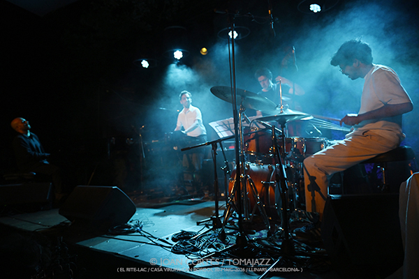 Shai Maestro 4t / Logan Richardson (El Rite-LAC / Casa Virupa, 2026-05-30 / Llinars -Barcelona-) [03] Por Joan Cortès [INSTANTZZ AKA Galería fotográfica AKA Fotoblog de jazz, impro… y algo más] - Tomajazz - Shai Maestro 4t / Logan Richardson actuaron en El Rite-LAC en Casa Virupa, Llinars -Barcelona-, el 30 de mayo de 2026. Joan Cortès lo retrata en INSTANTZZ. Actuaron Gadi Lehavi, Ofri Nehemya, Orlando LeFleming, Elliott Skinner, Avishai Cohen, Logan Richardson, Ghalia Benali, Hamin Honari