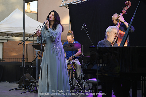 Sara Dowling & Ignasi Terraza Trio (15è Cicle de Jazz /Can Viver, 2026-06-13 / L’Ametlla del Vallès -Barcelona-) Por Joan Cortès [INSTANTZZ AKA Galería fotográfica AKA Fotoblog de jazz, impro… y algo más] - Tomajazz - Sara Dowling & Ignasi Terraza Trio actuó en el 15è Cicle de Jazz de L’Ametlla del Vallès -Barcelona-, el 13 de junio de 2026. Joan Cortès lo retrata en INSTANTZZ. Actuaron Sara Dowling, Ignasi Terraza, piano Dario Di Lecce, contrabajo Esteve Pi 