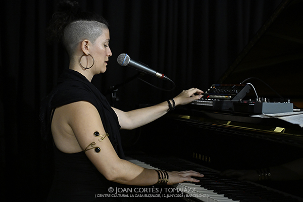 Yexza Lara “Estéreo-Afecto” (CC La Casa Elizalde, 2026-06-12 / Barcelona) Por Joan Cortès [INSTANTZZ AKA Galería fotográfica AKA Fotoblog de jazz, impro… y algo más] - Tomajazz - Yexza Lara “Estéreo-Afecto” actuó en CC La Casa Elizalde de Barcelona, el 12 de junio de 2026. Joan Cortès lo retrata en INSTANTZZ. Actuaron Yexza Lara, Pablo Selnik, Magda Garre, Eddie Mejia