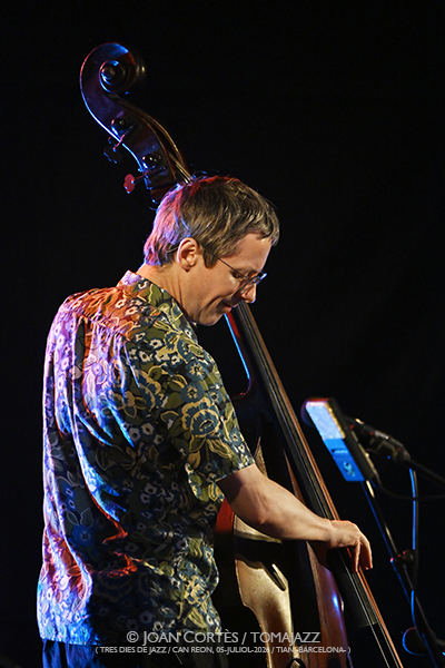 Bill Frisell Trio & Greg Tardy (Tres dies de Jazz / Can Reon, 2026-07-05 / Tiana -Barcelona-) [y 2] Por Joan Cortès [INSTANTZZ AKA Galería fotográfica AKA Fotoblog de jazz, impro… y algo más] - Tomajazz - Bill Frisell Trio & Greg Tardy actuó en Tres dies de Jazz de Can Reon, en Tiana, Barcelona, el 5 de julio de 2026. Joan Cortès lo retrata en INSTANTZZ. Actuaron Bill Frisell, Greg Tardy, Thomas Morgan, Rudy Royston