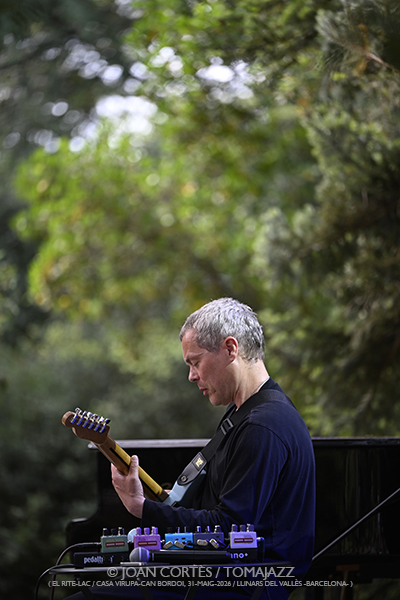 Jakob Bro / Sánchez-League-Alexa-Maestro (El Rite-LAC / Casa Virupa-Can Bordoi, 2026-05-31 / Llinars -Barcelona-) [05] Por Joan Cortès [INSTANTZZ AKA Galería fotográfica AKA Fotoblog de jazz, impro… y algo más] - Tomajazz - Festival Rite 2026
Jakob Bro / Sánchez-League-Alexa-Maestro participaron en Festival Rite 2026 en El Rite-LAC en Casa Virupa-Can Bordoi, Llinars -Barcelona-, el 31 de mayo de 2026. Joan Cortès lo retrata en INSTANTZZ. Actuaron Jakob Bro, Antonio Sánchez, Michael League, Thana Alexa, Shai Maestro, Avishai Cohen

