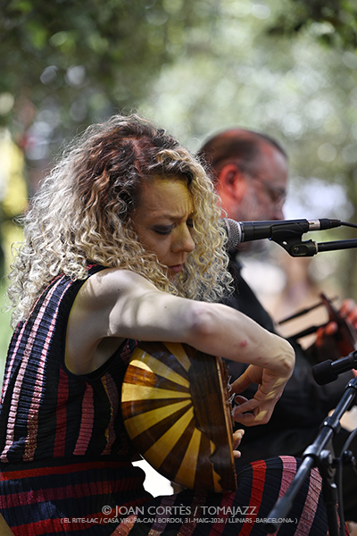 Jon Balke’s Siwan / Alba Careta Group (El Rite-LAC / Casa Virupa-Can Bordoi, 2026-05-31 / Llinars -Barcelona-) [04] Por Joan Cortès [INSTANTZZ AKA Galería fotográfica AKA Fotoblog de jazz, impro… y algo más] - Tomajazz - Jon Balke’s Siwan y Alba Careta Group actuaron en El Rite-LAC en Llinars, Barcelona, el 31 de mayo de 2026.  Joan Cortès lo retrata en INSTANTZZ. Actuaron Jon Balke, Mona Boutchebak, Pedram Khavar Zamini, Derya Turkan, Alba Careta, Lucas Martínez, Roger Santacana, Giuseppe Campisi, Jordi Pallarés