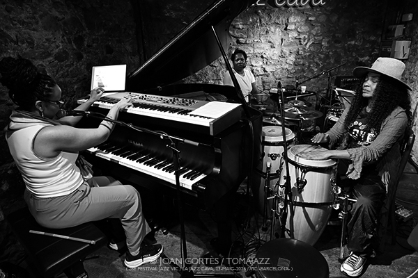 Nicole Mitchell’s Black Earth Sway (28è Festival Jazz Vic / Jazz Cava, 2026-05-22 / Vic -Barcelona-) [6] Por Joan Cortès [INSTANTZZ AKA Galería fotográfica AKA Fotoblog de jazz, impro… y algo más] - Tomajazz - Nicole Mitchell’s Black Earth Sway actuó en el (28è Festival Jazz Vic /en la Jazz Cava. Joan Cortès lo retrata en INSTANTZZ. Actuaron Nicole Mitchell, Zahili Gonzalez Zamora, Coco Elysses, JoVia Armstrong 
