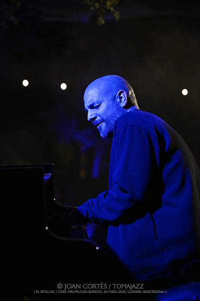 Shai Maestro 4t / Logan Richardson (El Rite-LAC / Casa Virupa, 2026-05-30 / Llinars -Barcelona-) [03] Por Joan Cortès [INSTANTZZ AKA Galería fotográfica AKA Fotoblog de jazz, impro… y algo más] - Tomajazz - Shai Maestro 4t / Logan Richardson actuaron en El Rite-LAC en Casa Virupa, Llinars -Barcelona-, el 30 de mayo de 2026. Joan Cortès lo retrata en INSTANTZZ. Actuaron Gadi Lehavi, Ofri Nehemya, Orlando LeFleming, Elliott Skinner, Avishai Cohen, Logan Richardson, Ghalia Benali, Hamin Honari