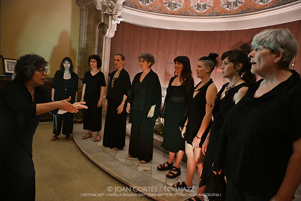 Veus Lliures (Festival LEM / Capella Església Sant Joan Baptista, 2026-05-27 / Barcelona) Por Joan Cortès [INSTANTZZ AKA Galería fotográfica AKA Fotoblog de jazz, impro… y algo más] - Tomajazz - Veus Lliures actuó en el (Festival LEM en la Capella Església Sant Joan Baptista de Barcelona, el 27 de mayo de 2026. Joan Cortès lo retrata en INSTANTZZ. Actuaron Celeste Alías, Sandra Artigas, Inés Galván, Yexza Lara, Sara Lilu, Diana Palau, Mariona Sagarra, voz Anna Tapia, voz Selina Worsley